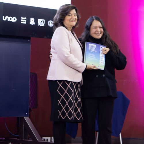 Entrega del libro de acompañamiento para estudiantes con discapacidad a nuestra coordinadora Gaby Castro