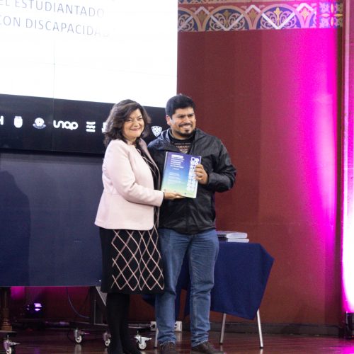 Entrega del libro de acompañamiento para estudiantes con discapacidad