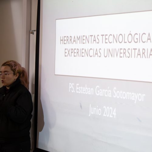 Fernanda Rios interprete de Lengua de Señas Chilena durante la segunda jornada del encuentro