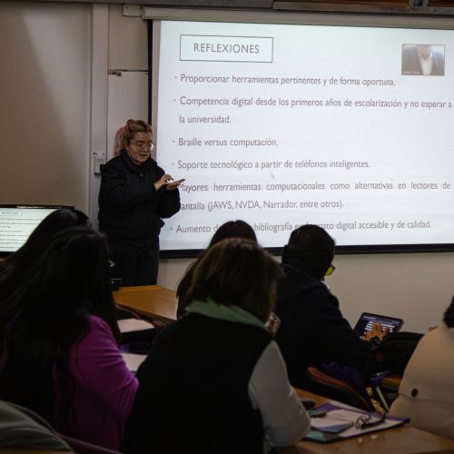 Fernanda Rios interprete de Lengua de Señas Chilena durante la segunda jornada del encuentro